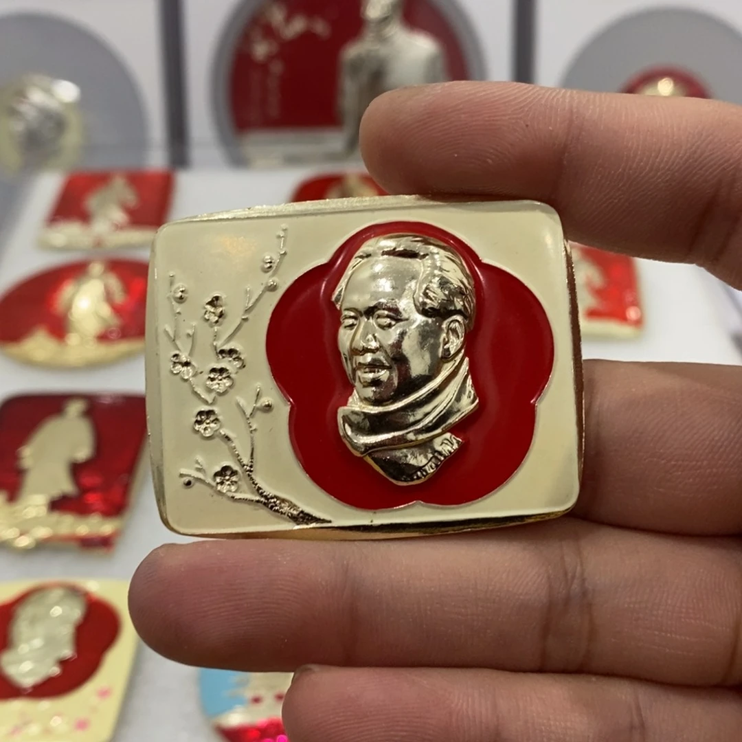 铝红色纪念章横版围脖梅花