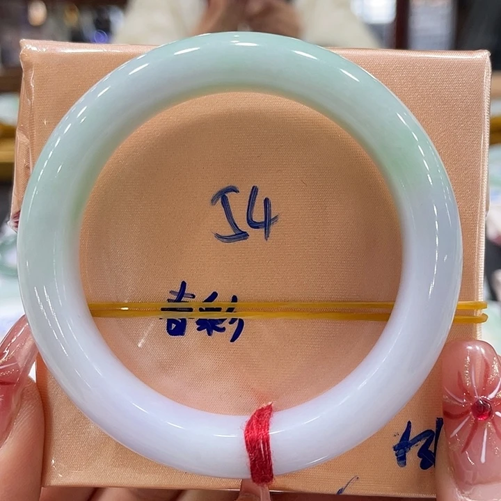 翡翠手镯未镶嵌翡翠手镯