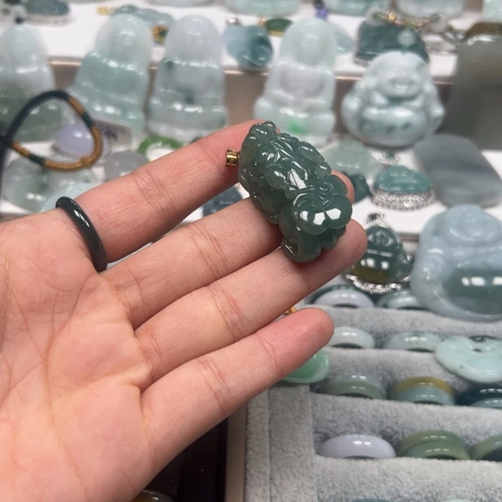翡翠未镶嵌颈饰貔貅