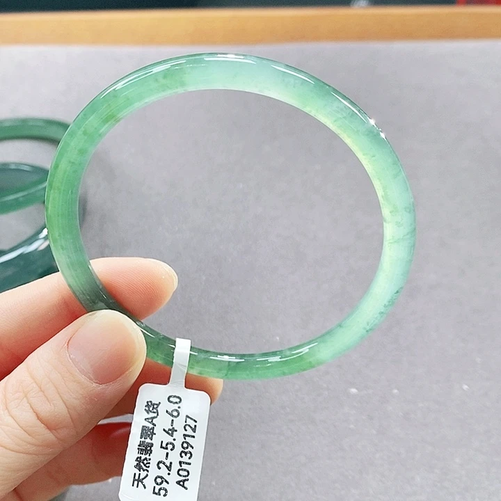 翡翠未镶嵌手镯（圆镯）