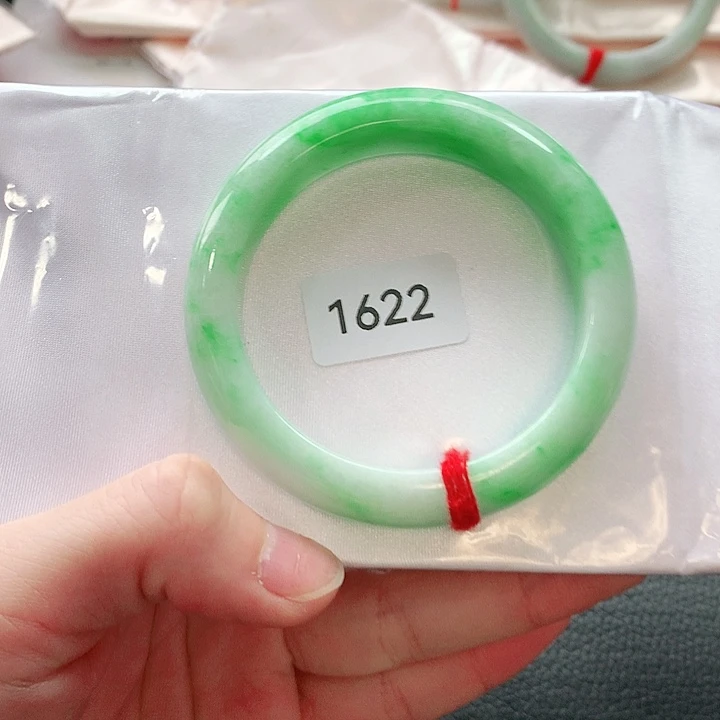 翡翠手镯未镶嵌天然翡翠手镯