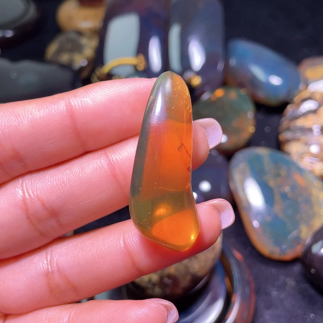 琥珀裸石未镶嵌？