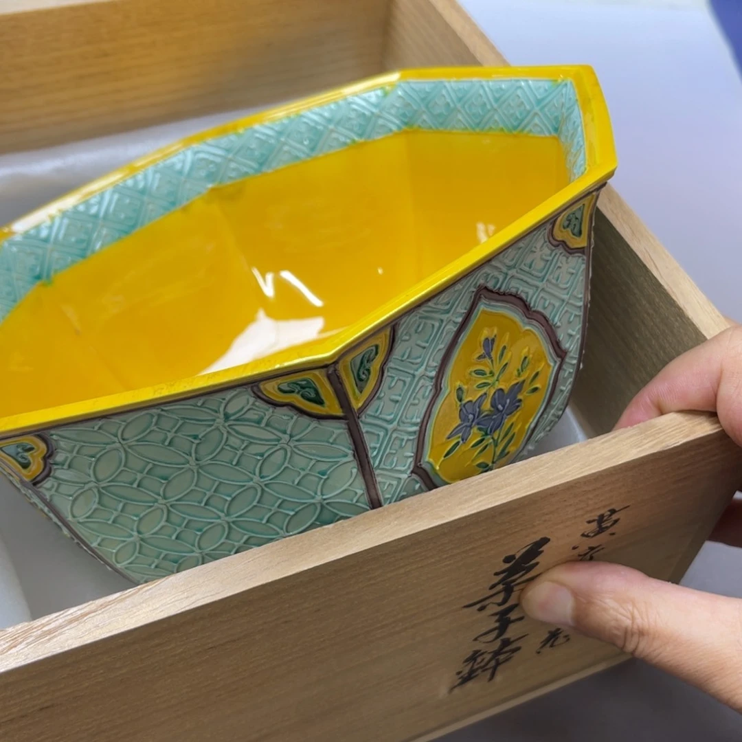 瓷片密密麻麻地铺满一层厚厚的玻璃布上