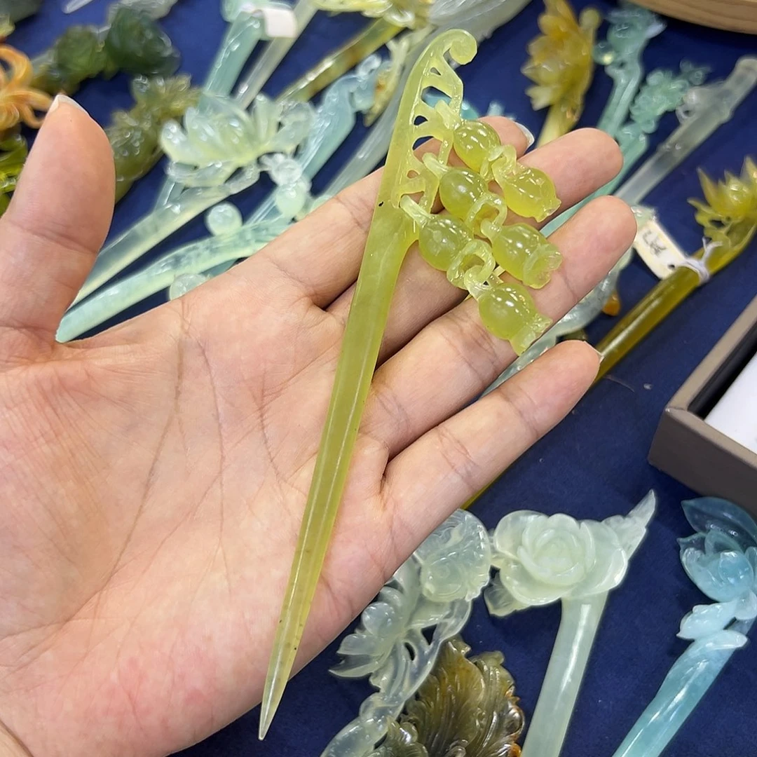 蛇纹石玉未镶嵌岫玉铃兰蝴*