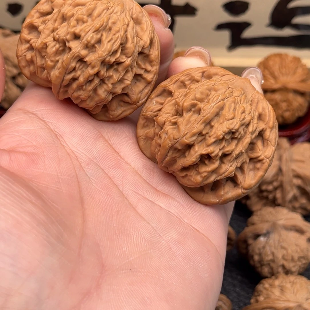 文玩核桃吊坠虎头