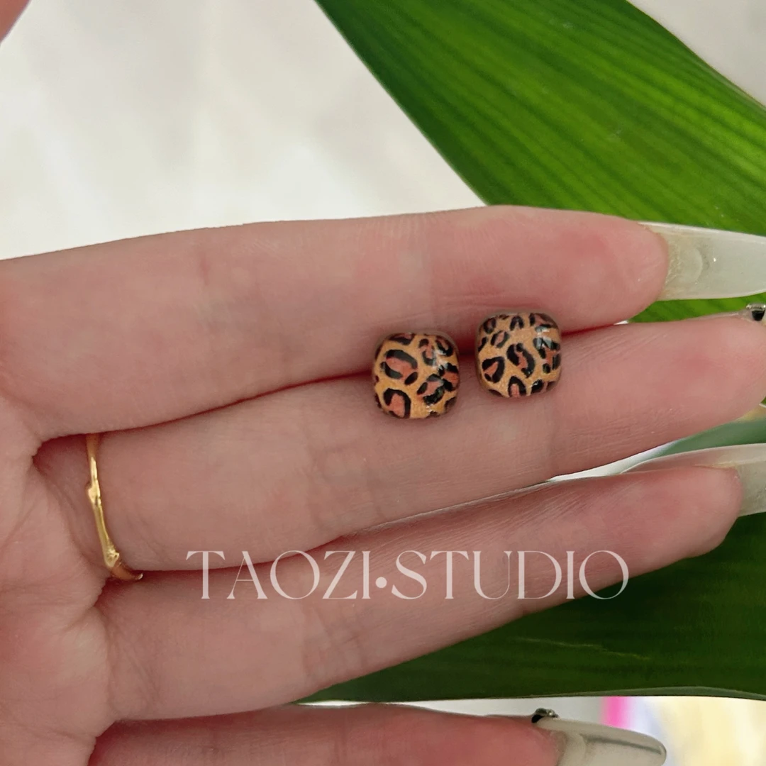 铜合金耳饰 简约精致百搭款豹纹几何小耳钉显白百搭款