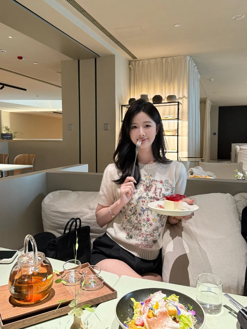 WAN2高定 DI0*25早秋新品绣Amour1947图案复古羊绒短袖毛衣