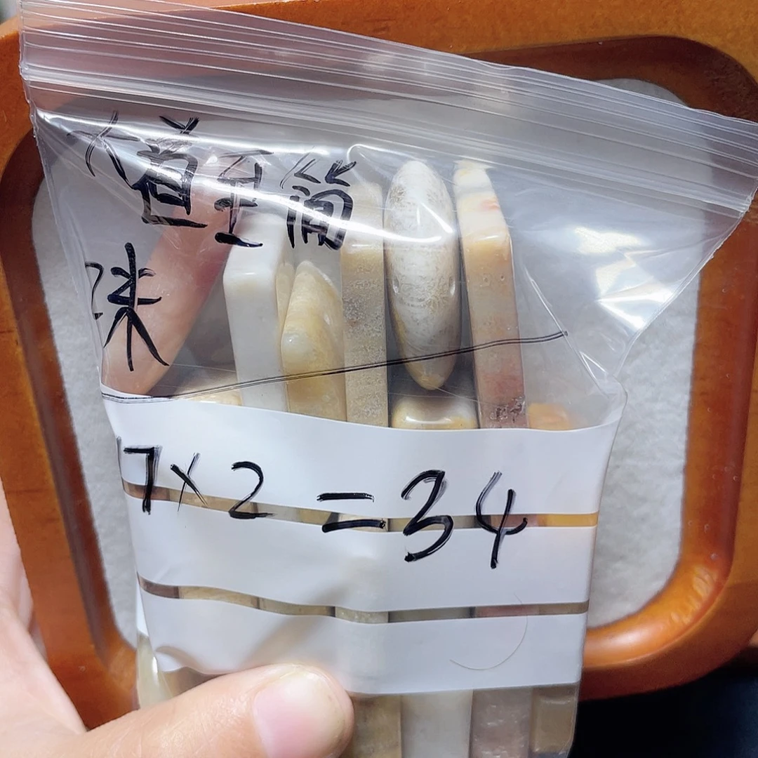大***@硅化珊瑚（珊瑚玉）合金颈饰