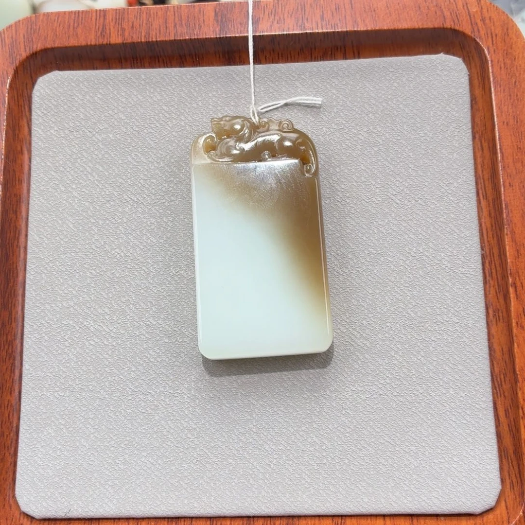 8***叔和田玉未镶嵌颈饰