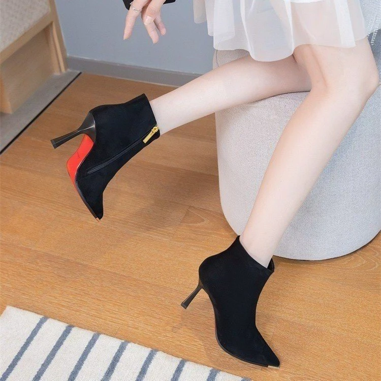 2025秋冬新款尖头细跟黑色红底弹力瘦瘦靴气质显瘦绒面金属头短靴