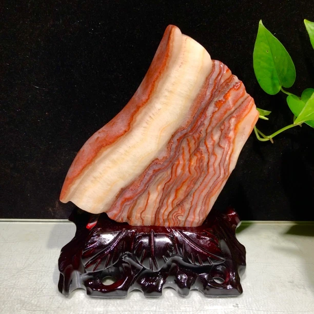 天然红皮猪肉石创意雕刻家居装饰品含座规格17-3.5-22厘米