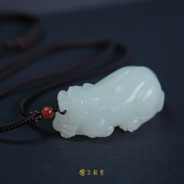 玉福堂 | 新疆且末山料 暖白大貔貅挂件