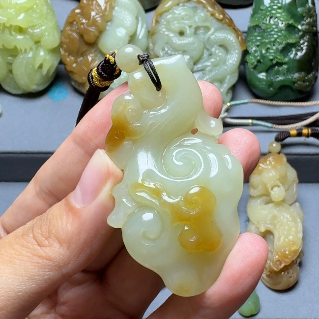 和田玉未镶嵌颈饰L***?