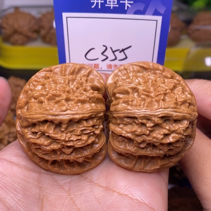 沈***、文玩核桃把件46白狮子c355