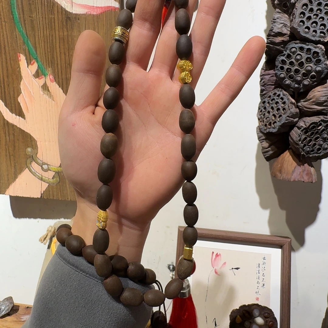 红色莲子手持一个