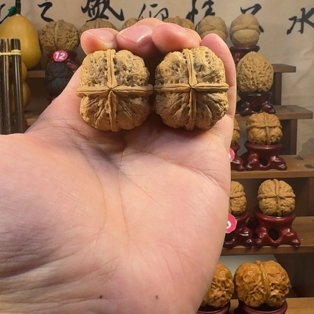 铁核桃把件龙脊四方