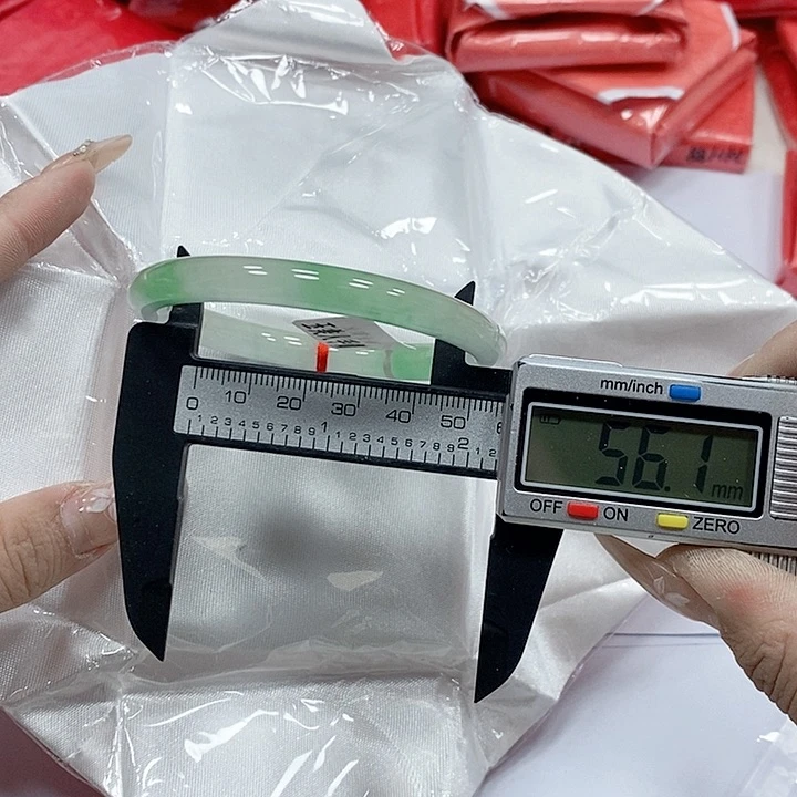 翡翠手镯未镶嵌112