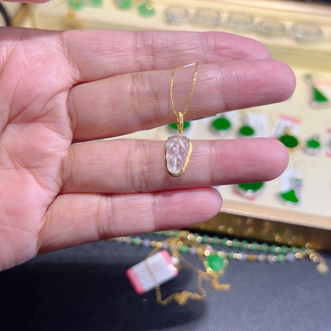 翡翠18K金镶嵌颈饰吊坠