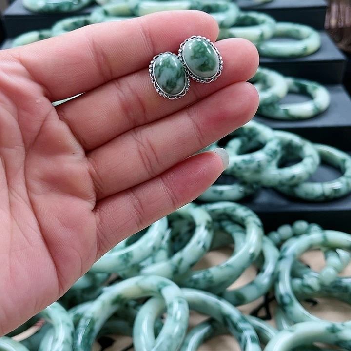 【闪购商品】透闪石-蛇纹石玉耳钉银S925镶嵌糖****?