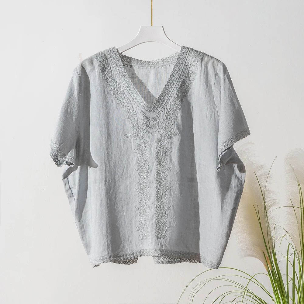 【设计师沈兰】2025新款夏季女士亚麻纯色时尚花纹V领短袖T恤0327