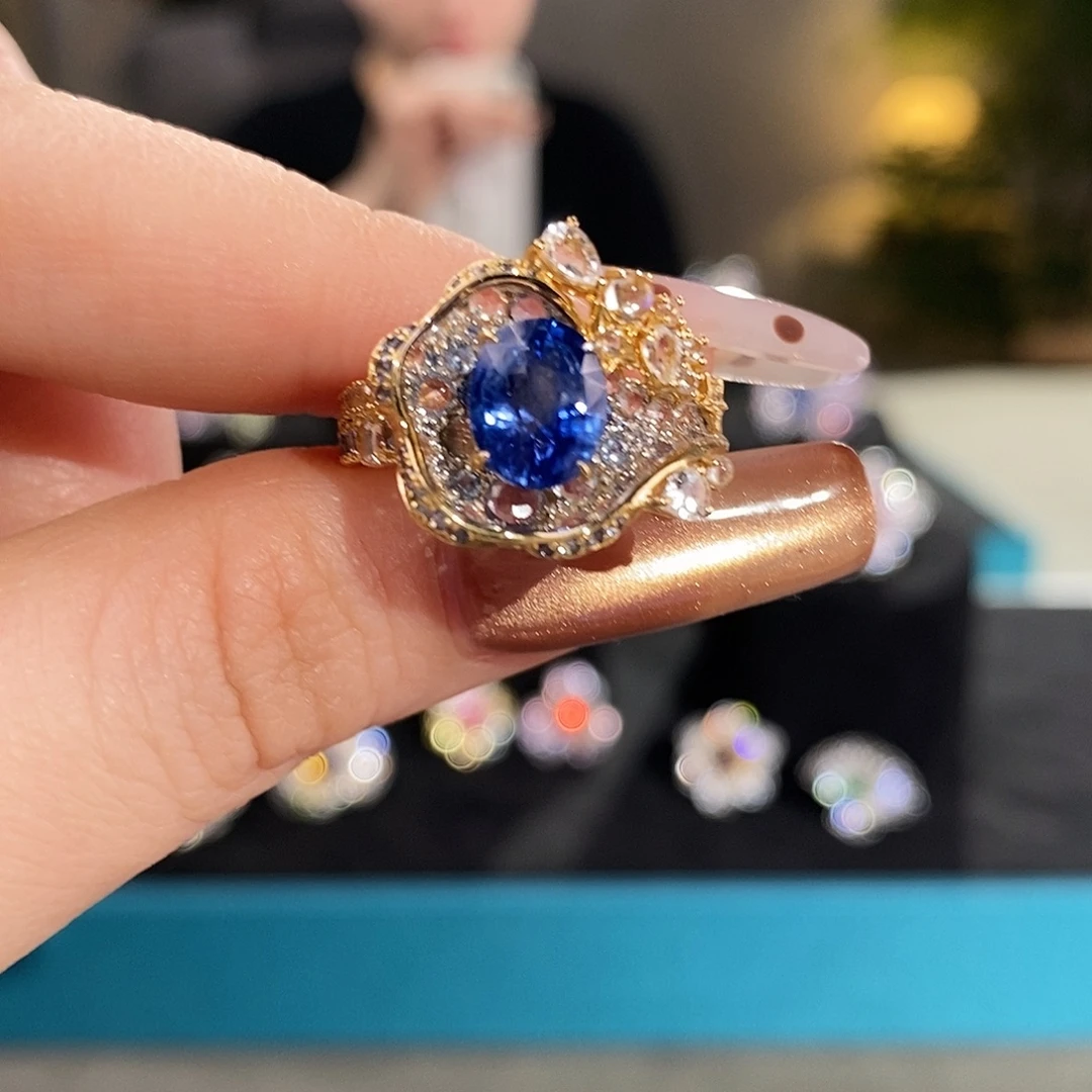 戒指蓝宝石18K金镶嵌2.02ct无烧矢车菊吉尔德