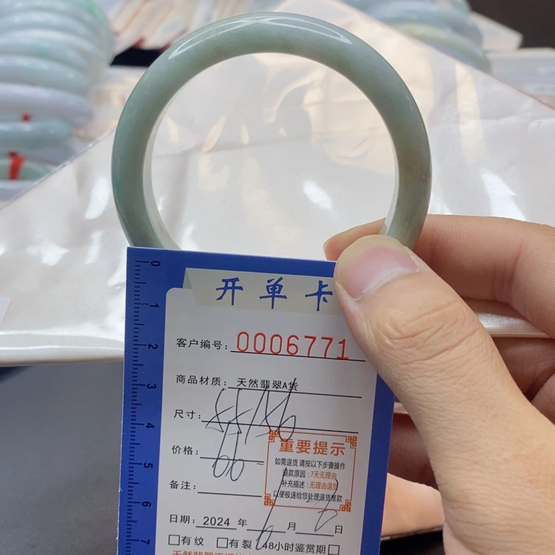 翡翠手镯未镶嵌翡翠