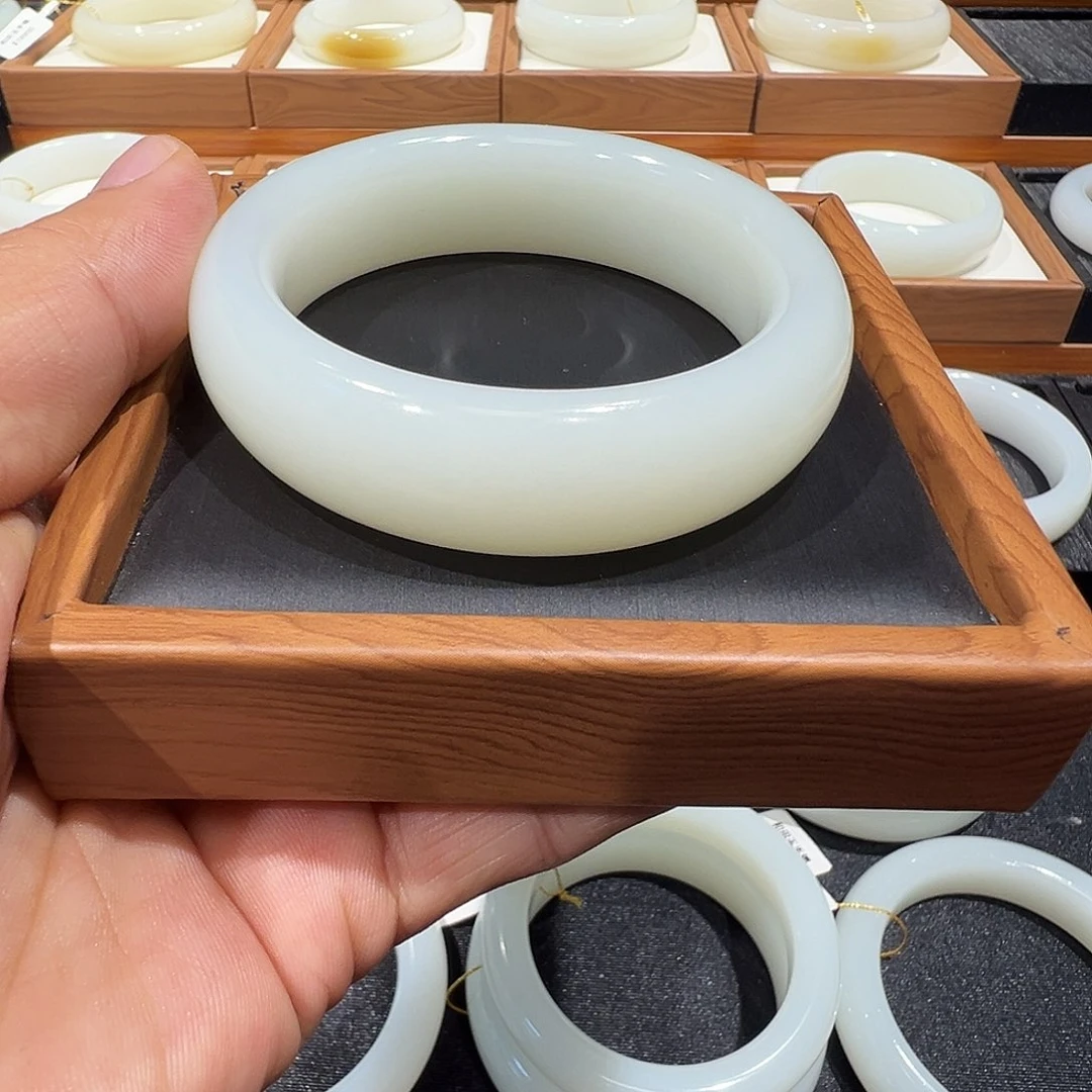 和田玉未镶嵌手镯