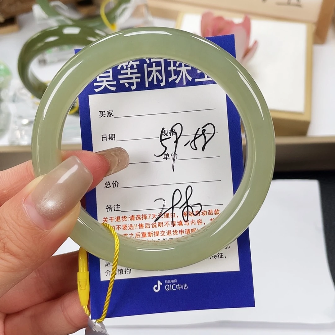 暗***动和田玉未镶嵌手镯