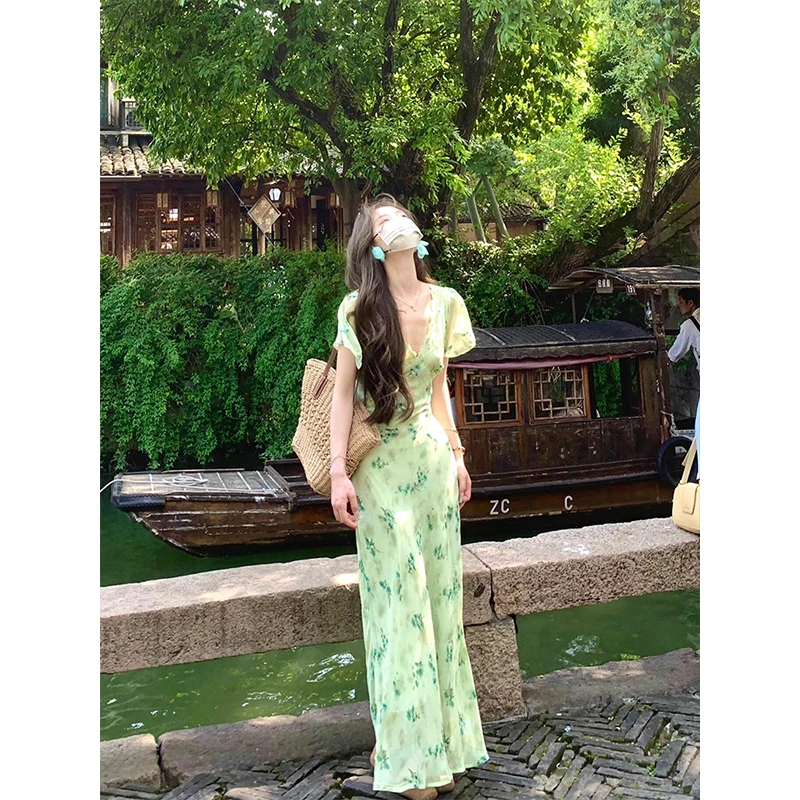 今年流行国风新中式绿色小碎花长裙蕾丝拼接大V领收腰包臀连衣裙