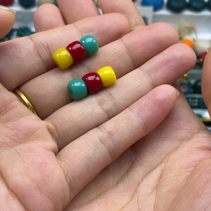 琉璃颈饰雪巴琉璃