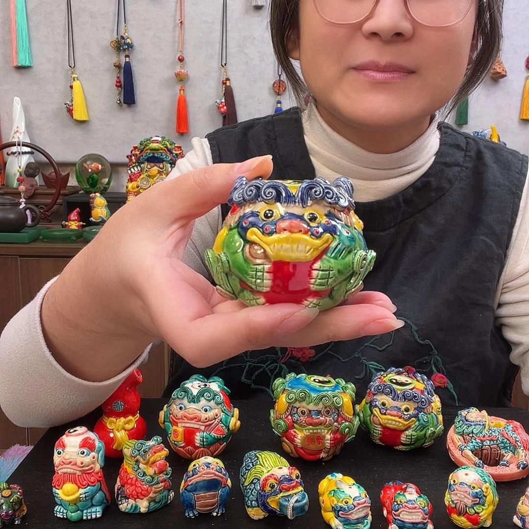 软陶交趾陶三面风狮爷摆件