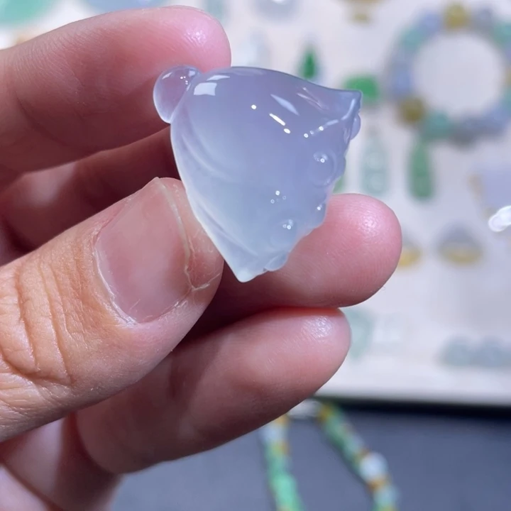 翡翠未镶嵌颈饰莲蓬