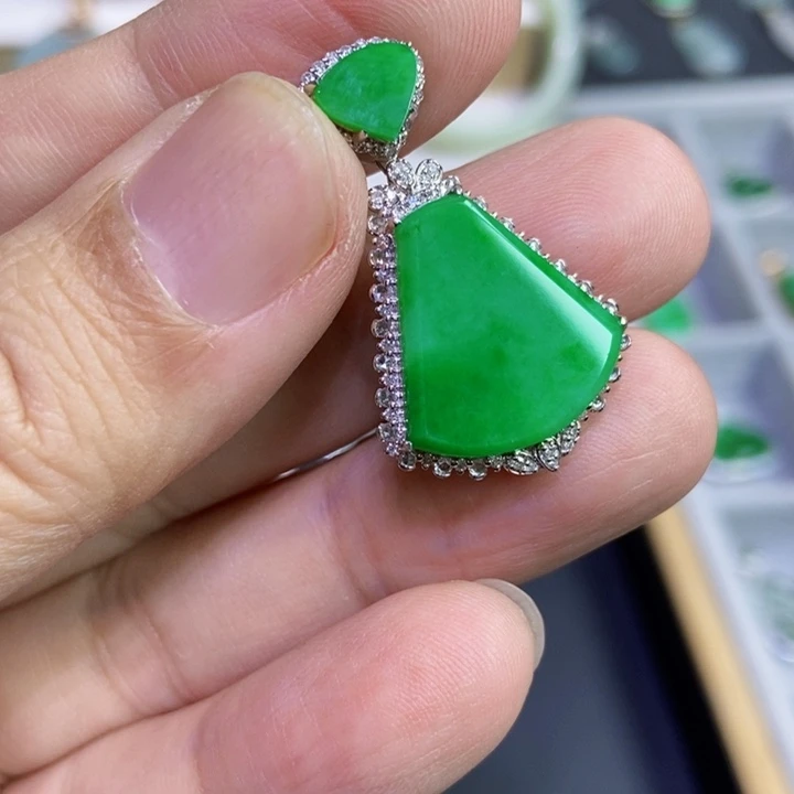 翡翠18K金镶嵌颈饰