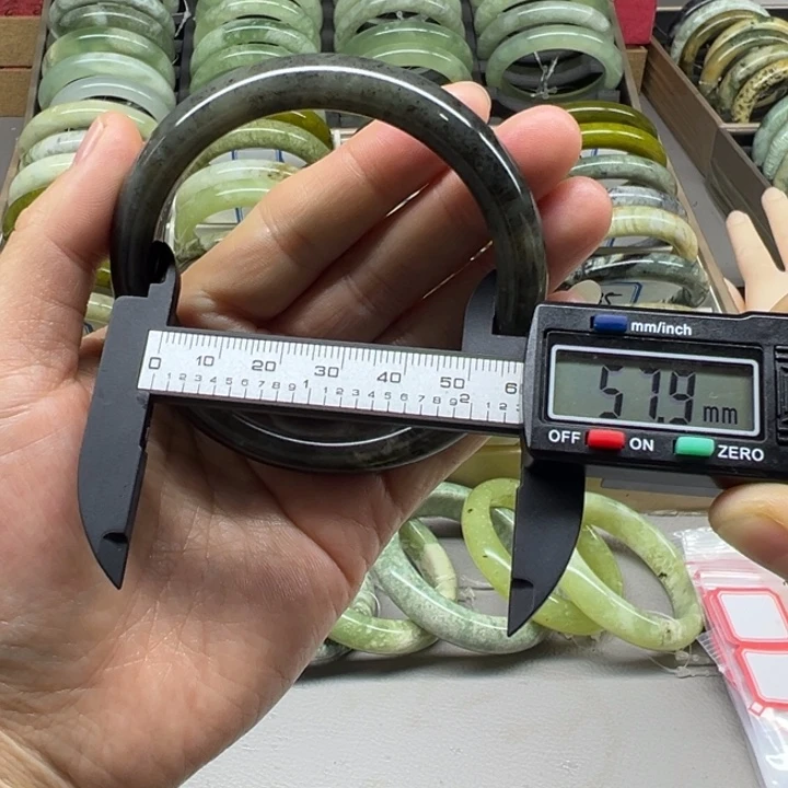 蛇纹石玉未镶嵌手镯3