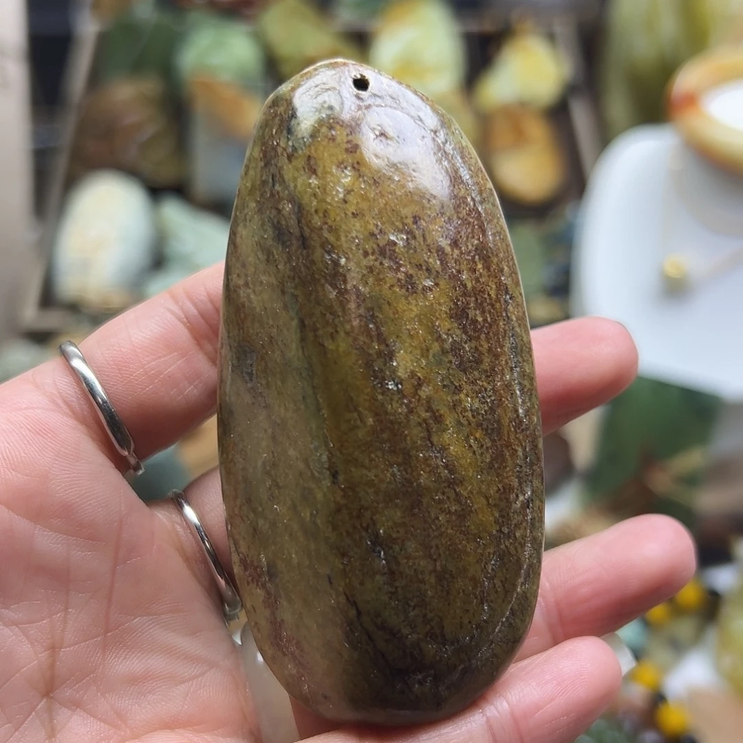 颈饰未镶嵌岫岩河磨玉（透闪石质玉）河磨手玩有瑕