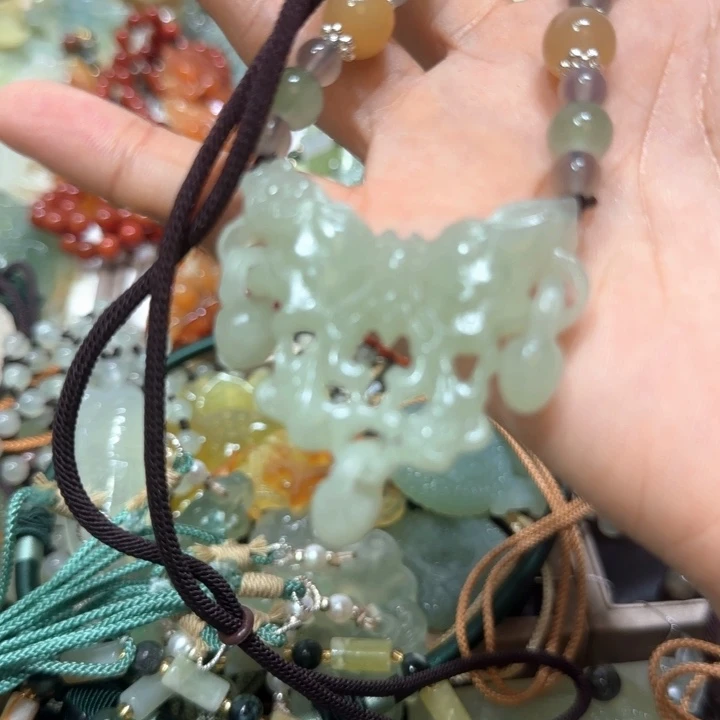 蛇纹石玉未镶嵌吊坠