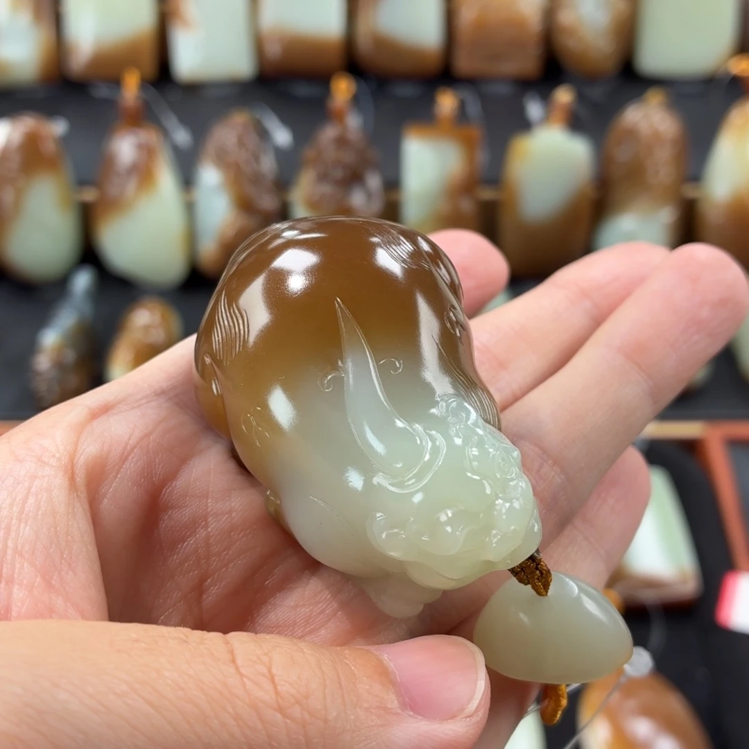 R***k和田玉未镶嵌颈饰