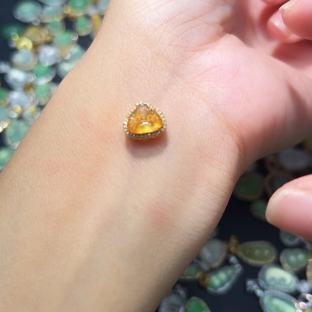 翡翠颈饰18K金镶嵌瑜*吊坠