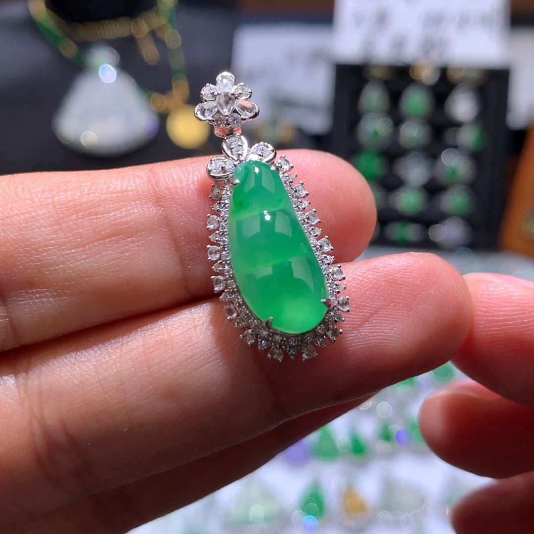 翡翠18K金镶嵌吊坠(赠链)