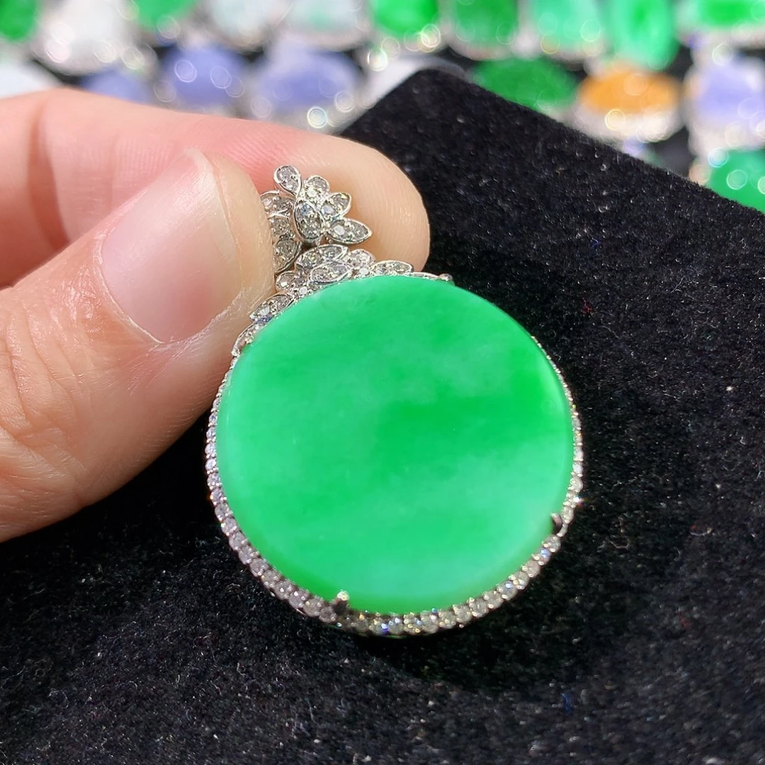 翡翠18K金镶嵌颈饰