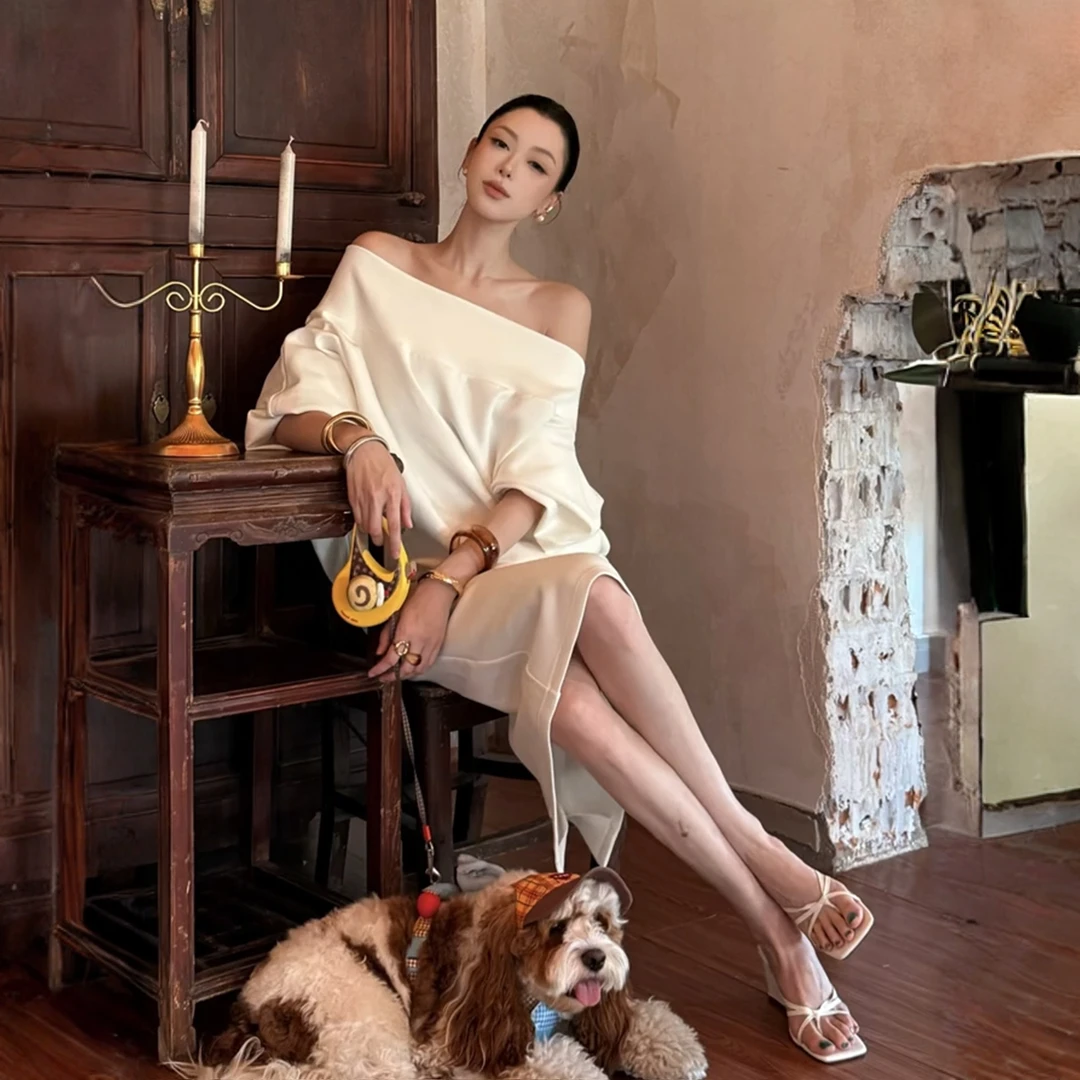 时尚风休闲简约款式套装女2025初秋长袖白色斜肩卫衣半身裙两件套