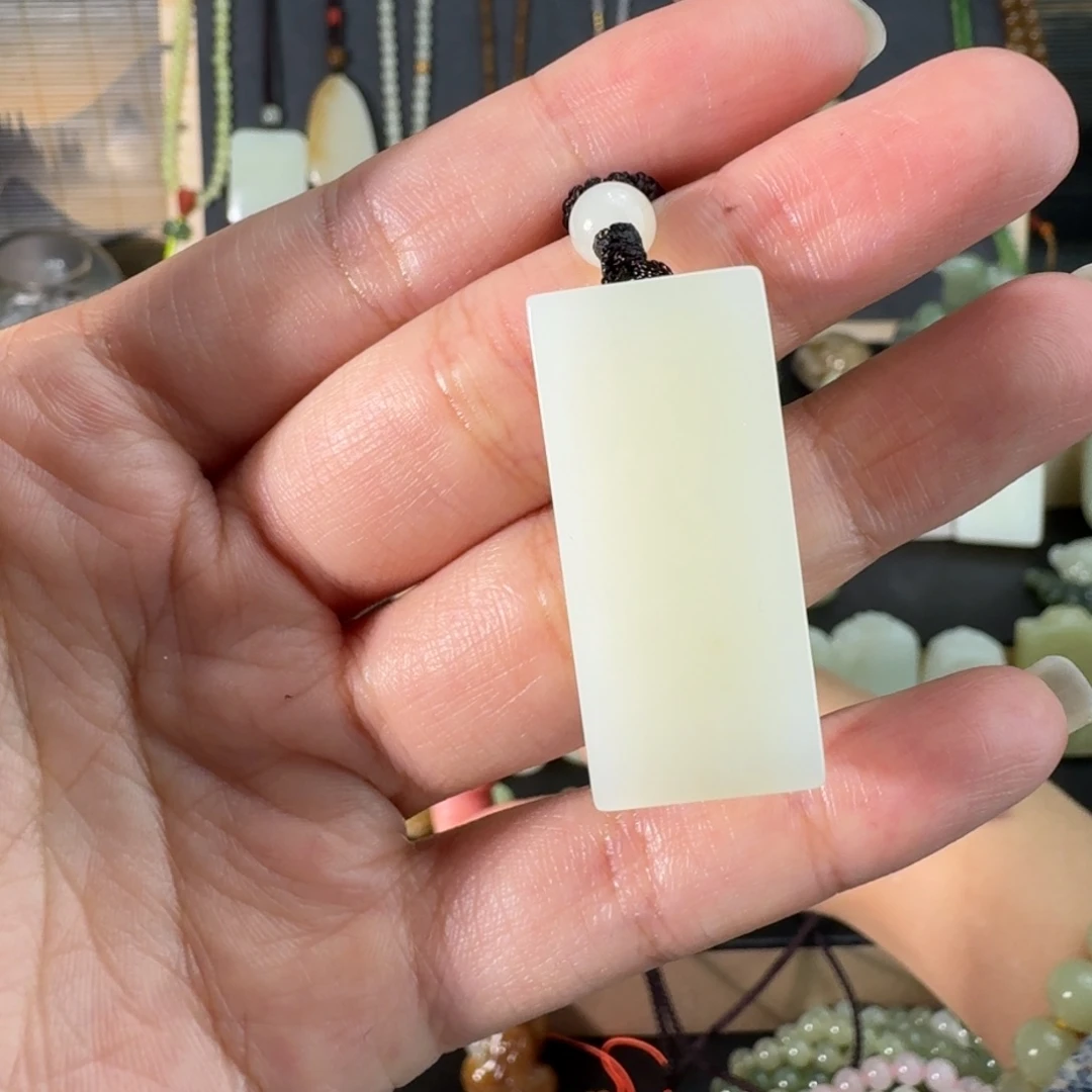 此***澈和田玉未镶嵌颈饰