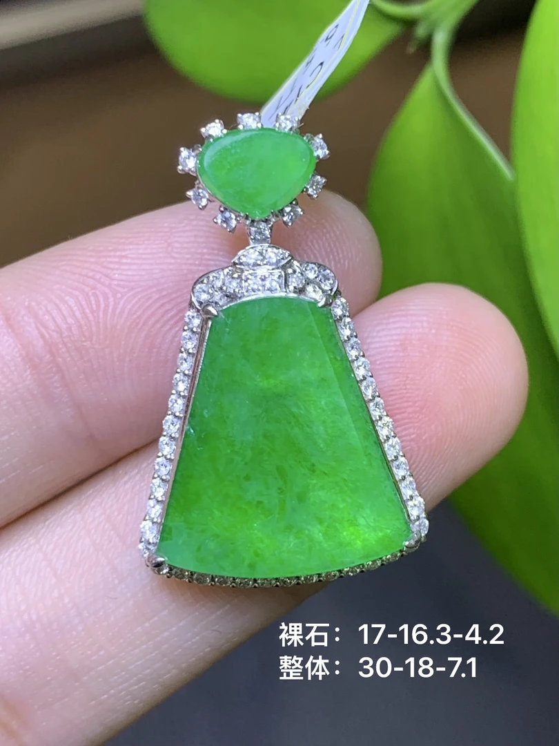 阳绿飘花无事牌吊坠 天然翡翠A货TT/6.5满绿精致镶嵌绿色气质