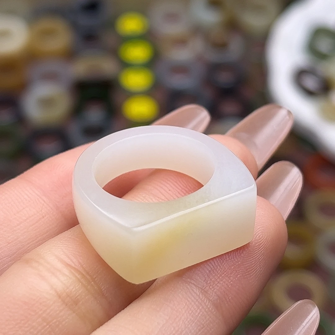 和田玉未镶嵌戒指17.6蜂蜜糖白