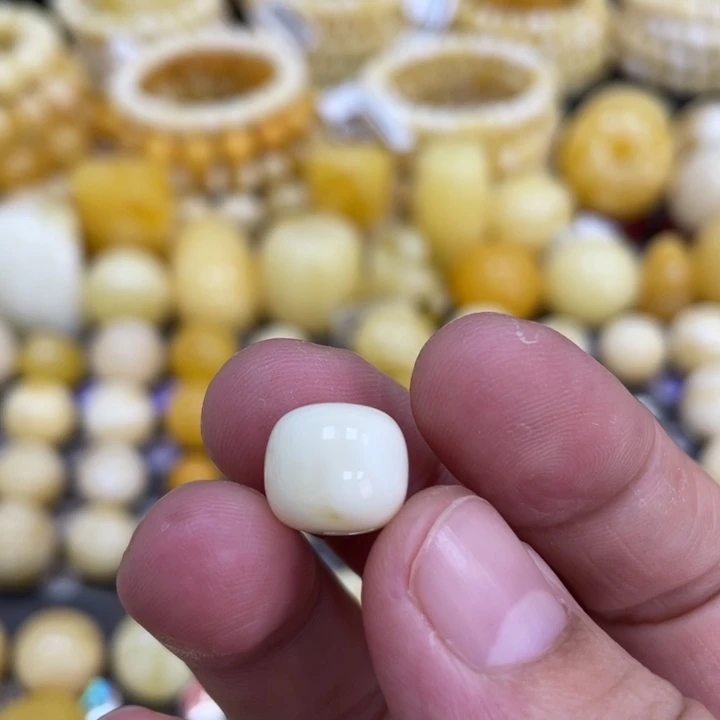 蜜蜡未镶嵌裸石11*9.6mm瑕疵瓷白