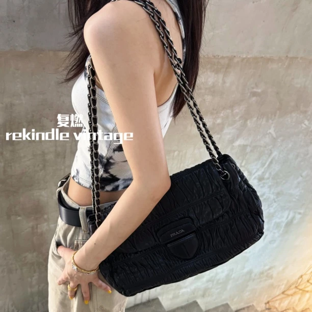 95新 Prada/普拉达 复燃中古/黑色褶皱猪鼻子单肩斜挎包