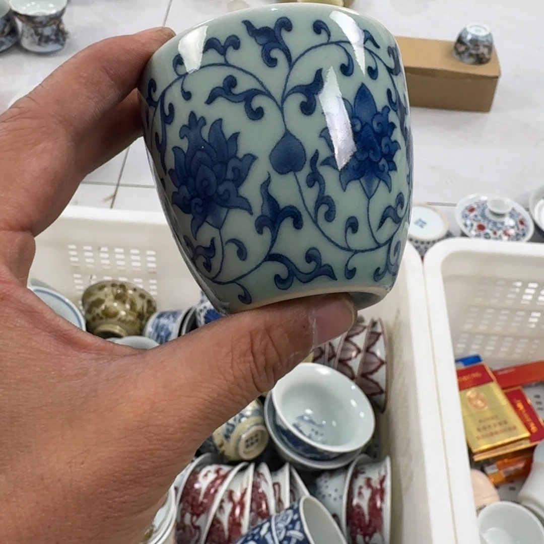 陶摆件清釉青花缠枝莲手雷杯