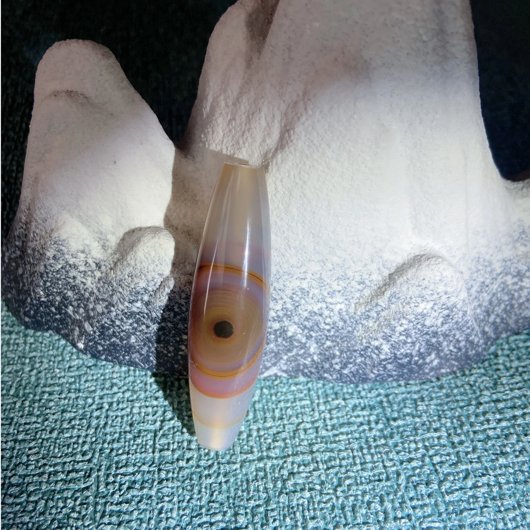 天然玛瑙，冰底紫眸翘色虎牙纹锁骨珠吊坠