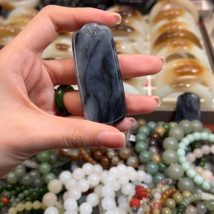 和田玉（墨玉）颈饰未镶嵌