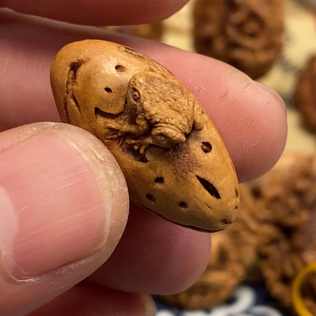 潍坊核雕桃核雕刻呱呱来财